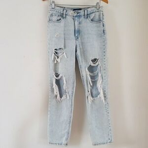 Aeropostale Women's Mom Jean, Size 4 Light wash denim.
